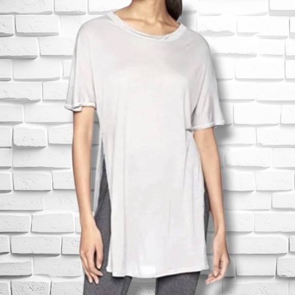 ALO Yoga Tops - ALO Yoga Dreamer Top White Short Sleeve Flow And Go Split Side - SZ L (NWOT)